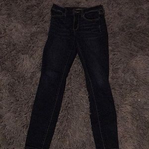 I’m selling a pair of American eagle jeans💕